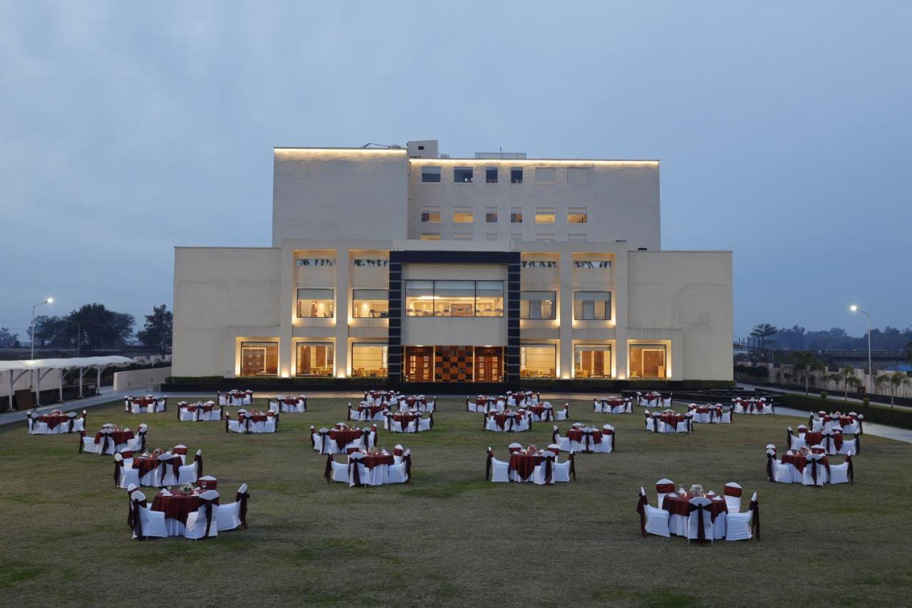 Viraj Sarovar Portico Джаму Екстериор снимка